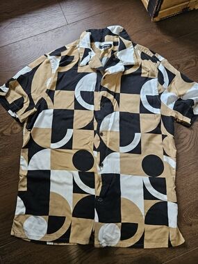 Express Geometric Short Sleeve Button-Down in Tan, Black & White